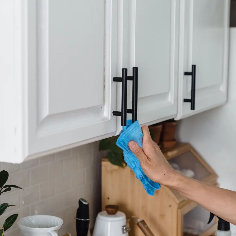 B_wiping-kitchen-cabinets-cleaning